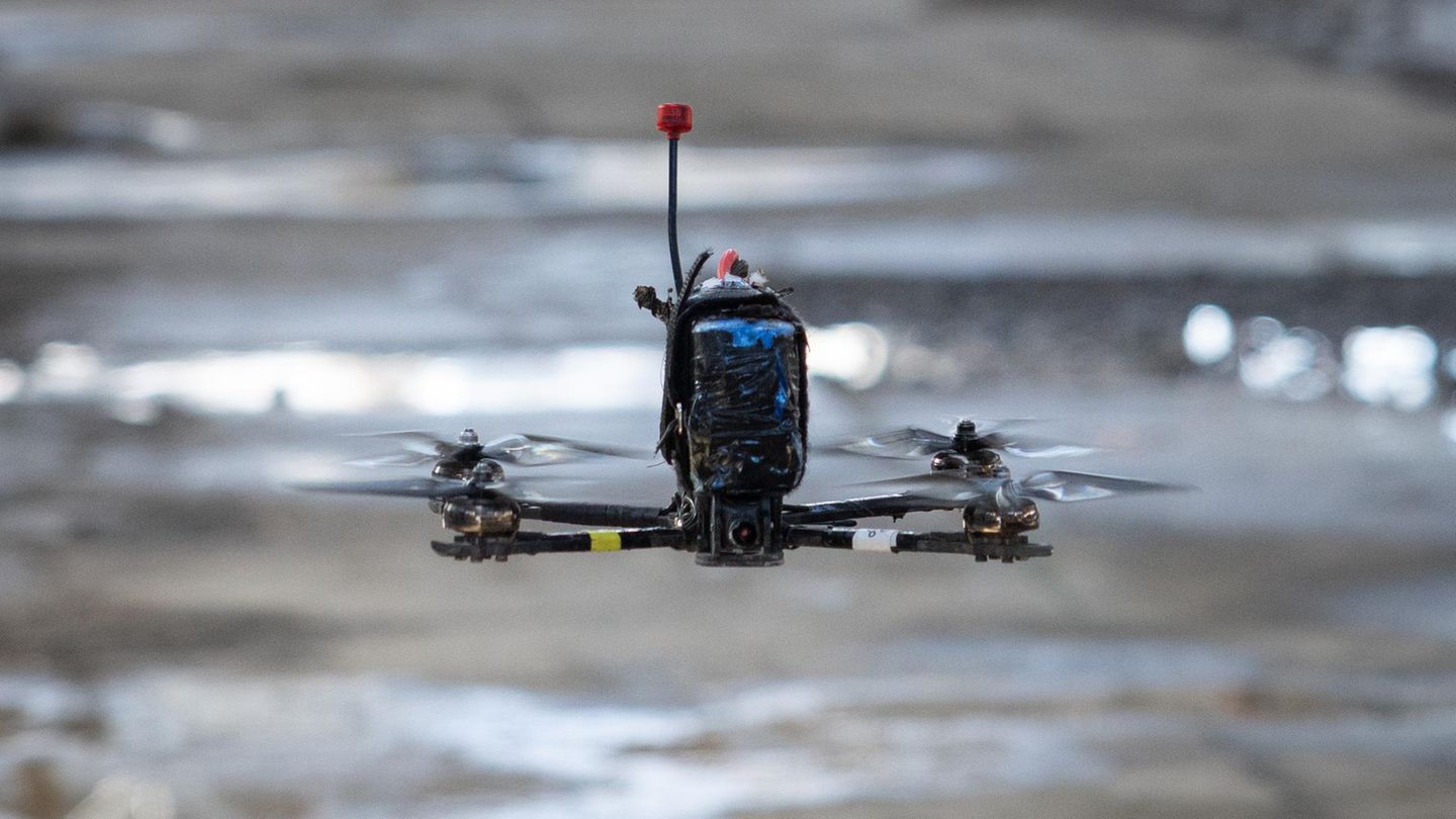 Ukrainische Drohne bei einer Übung