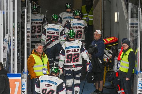 Die Eisbären Berlin gingen nach der 1:5-Niederlage zum Playoff-Start in Straubing enttäuscht in die Kabine. Foto: Armin Weigel/d
