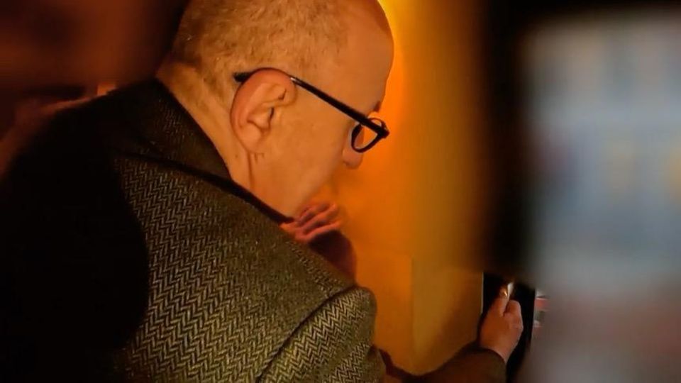 „Echte Feuerfalle“: Brandschutz-Experte prüft undercover Kneipen und Bars