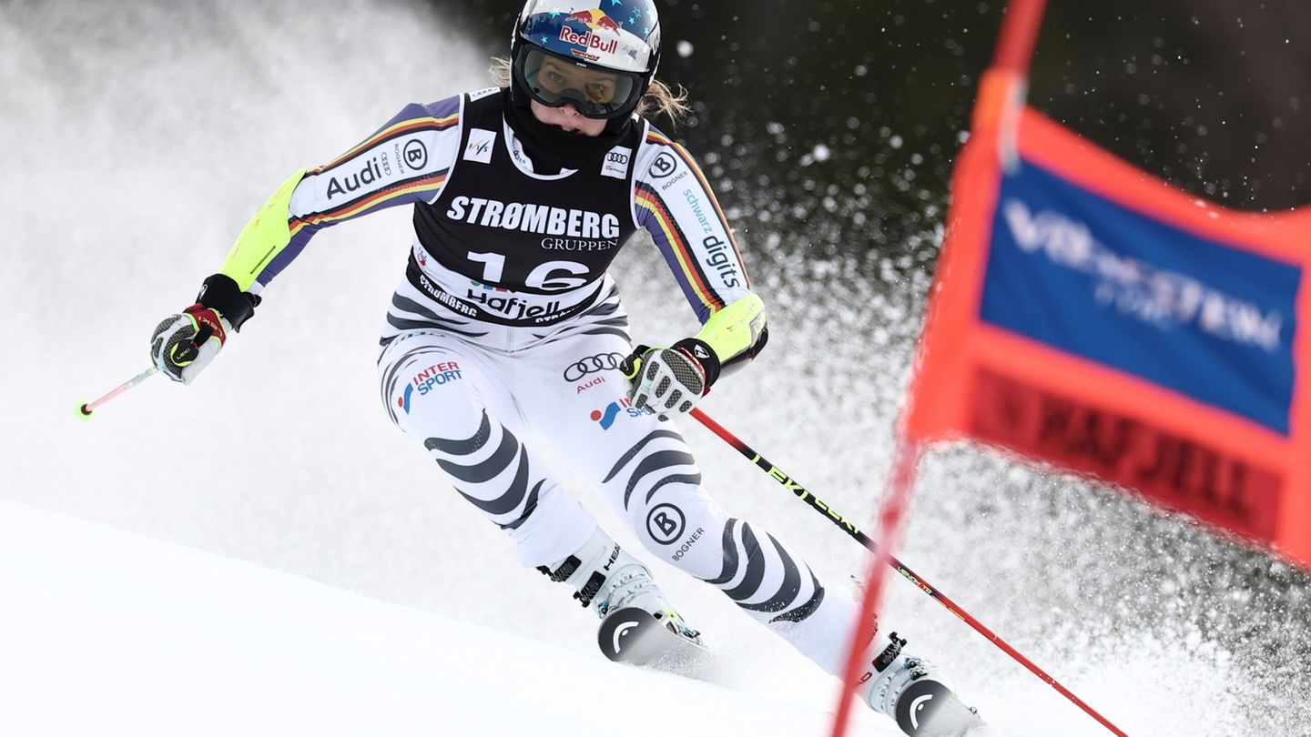 Emma Aicher zeigt einen starken ersten Riesenslalom-Durchgang in Hafjell. Foto: Gabriele Facciotti/AP/dpa