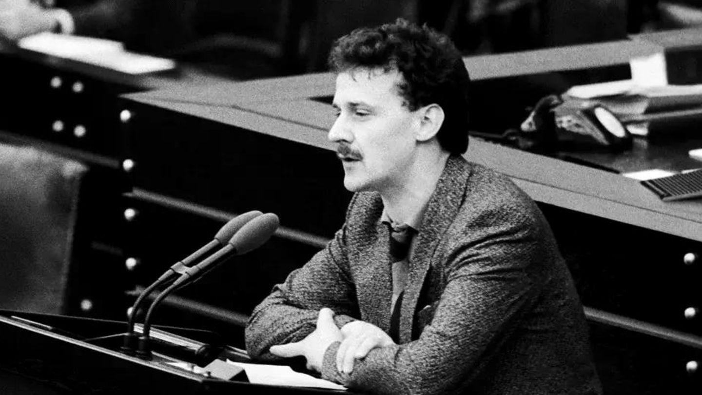 Der Grünenpolitiker Herbert Rusche war der erste Abgeordnete in der Geschichte des Deutschen Bundestages, der sich zu seiner Homosexualität bekannte. 1984 und 1986 brachte er Anträge zur Streichung des diskriminierenden Paragrafen 175 ein. Aus der CSU waren damals Beschwerden zu hören, dass schon der Begriff  „schwul“  mit der Würde des Hohen Hauses nicht vereinbar sei.