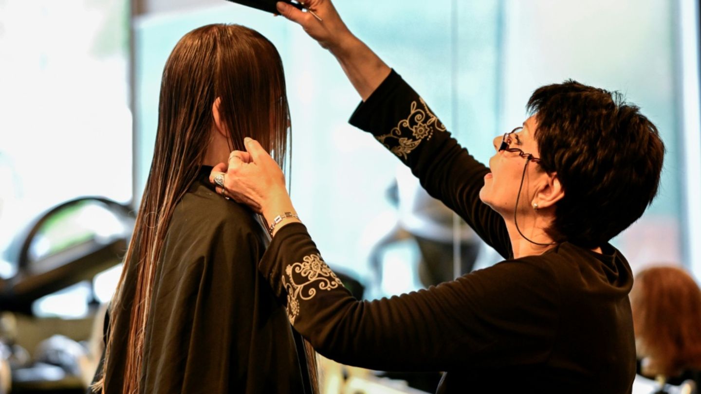 Friseurin in Salon in Berlin