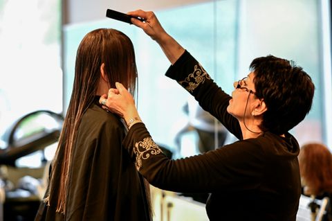 Friseurin in Salon in Berlin