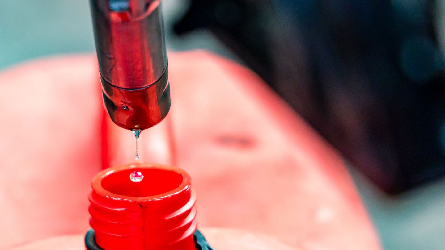 Diesel wurde aus einer Sattelzugmaschine geklaut. (Symbolbild) Foto: Frank Hammerschmidt/dpa