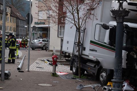 Das Foto zeigt die Unfallstelle in Schramberg und den LkW