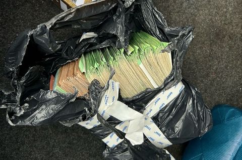 Gegen den Mann wird nun wegen Geldwäsche ermittelt. (Symbolbild) Foto: -/Hauptzollamt Landshut/dpa