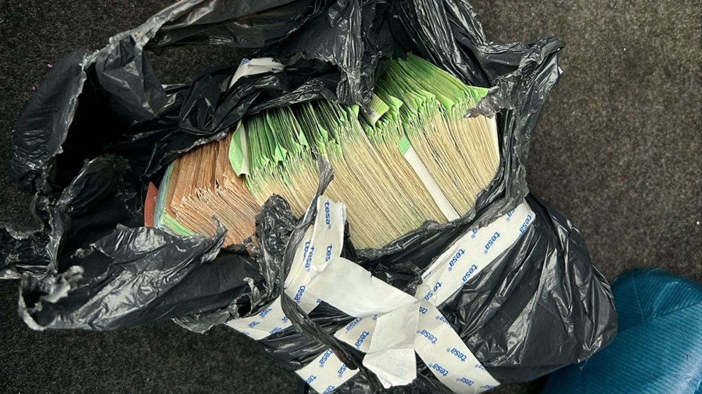 Gegen den Mann wird nun wegen Geldwäsche ermittelt. (Symbolbild) Foto: -/Hauptzollamt Landshut/dpa