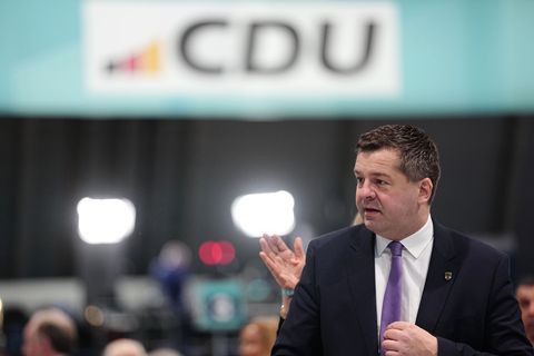 CDU-Landeschef und Ministerpräsident Sven Schulze wirbt für eine Politik aus der Mitte und warnt vor "hitzigen und radikalen For