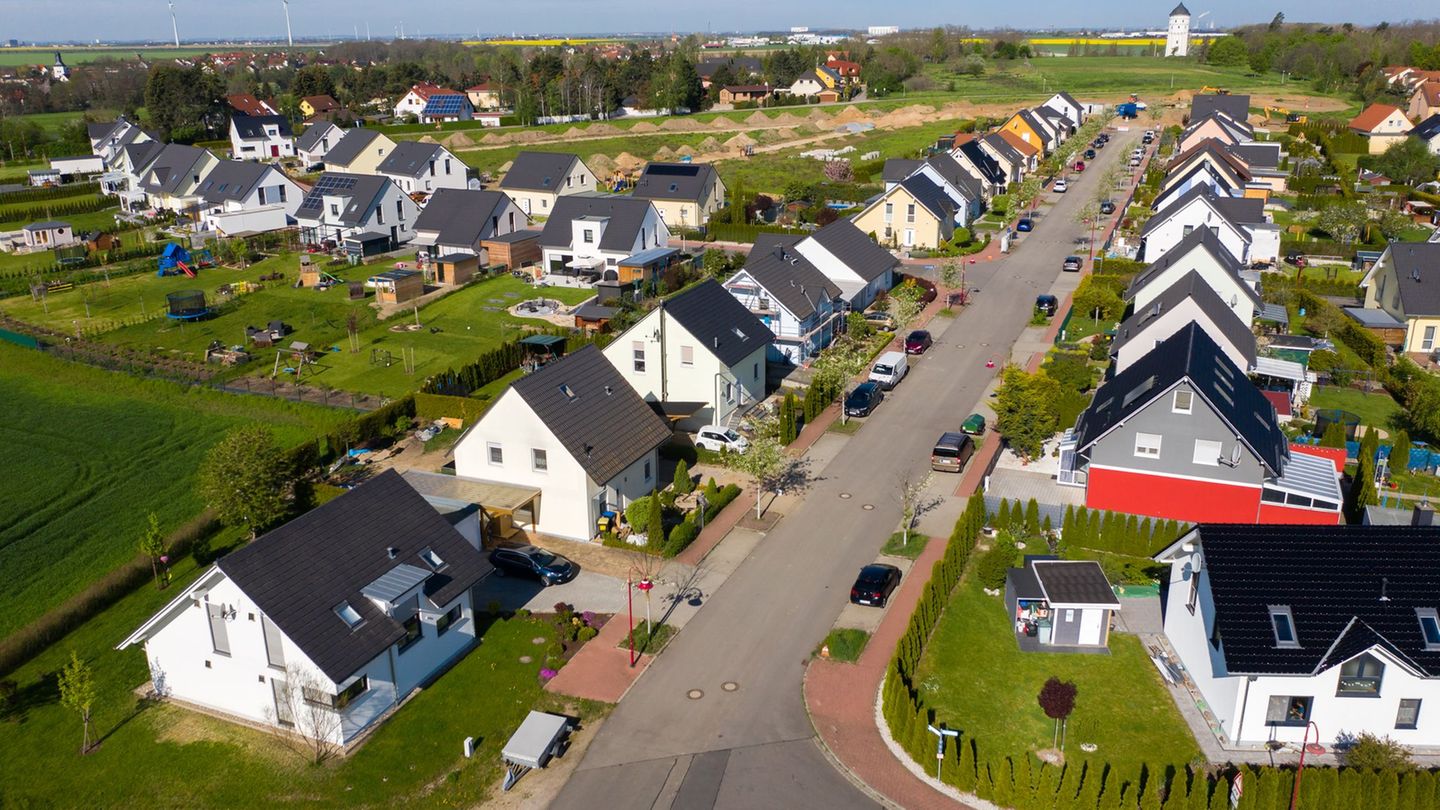 Eigenheime sind gefragt: Die Preise zogen 2025 deutlich an. (Archivbild) Foto: Jan Woitas/dpa-Zentralbild/dpa