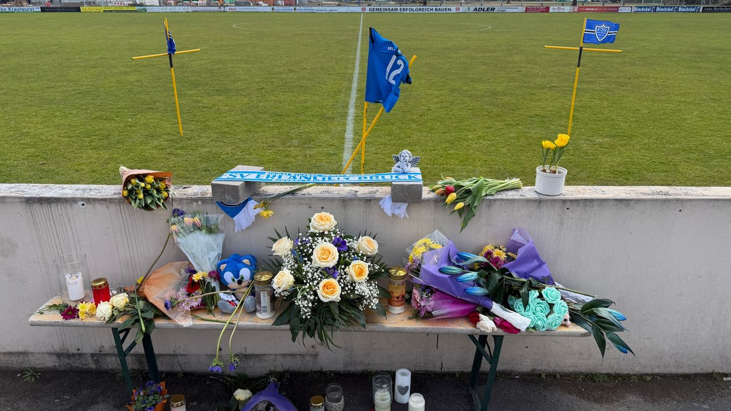 Tödliches Unglück: Polizei: Fußballtor stürzte beim Aufstellen auf Jungen