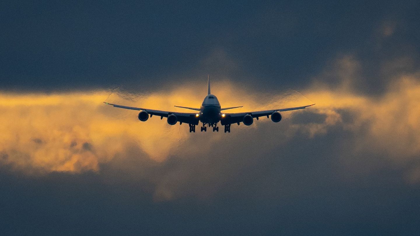 Piloten gehören zu den Top-Verdienern in Hessen. (Symbolbild) Foto: Boris Roessler/dpa