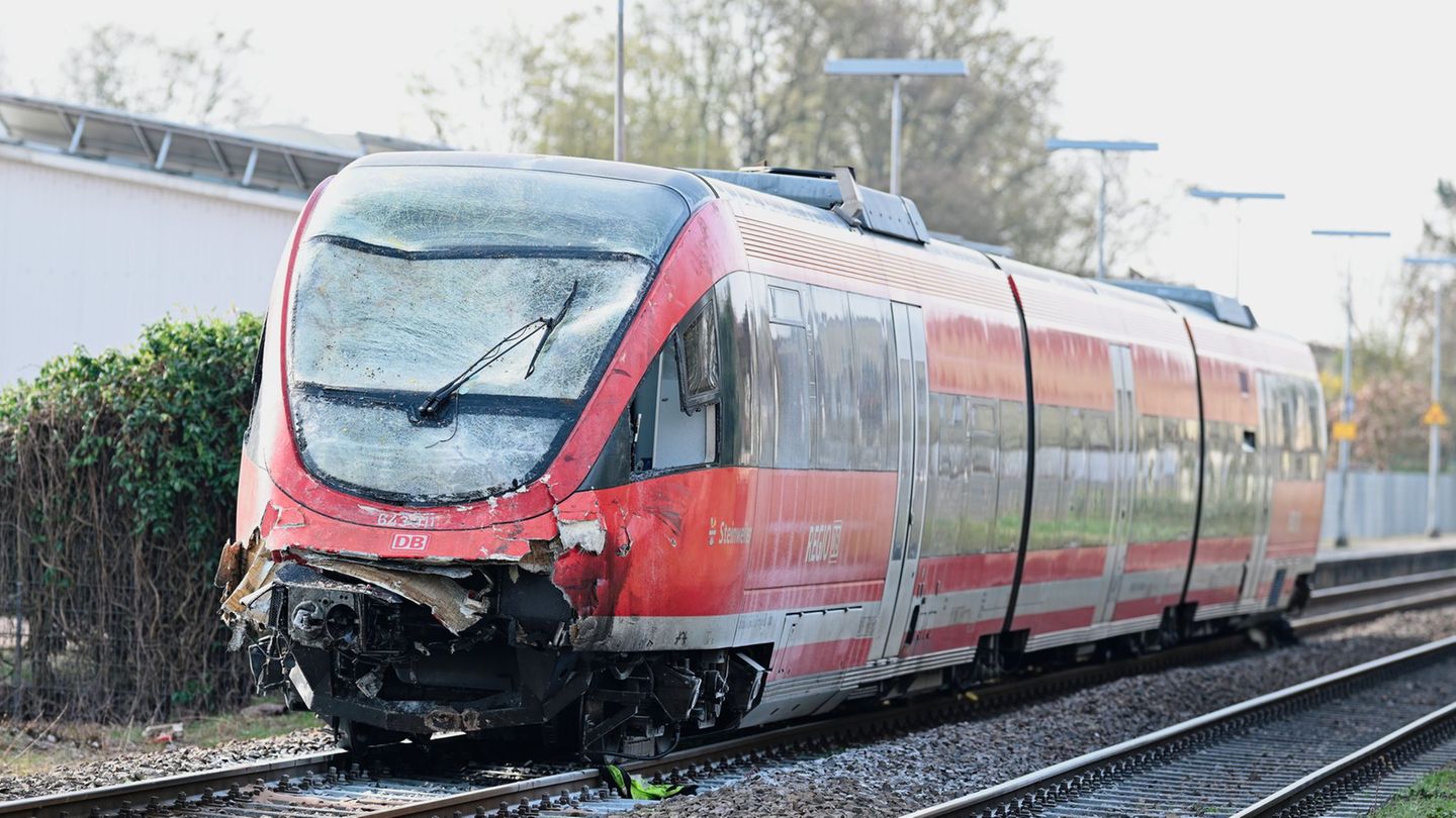 Unfall an Bahnübergang: Bahnstrecke bei Insheim nach Zusammenstoß weiterhin gesperrt