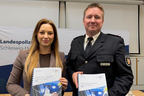 Innenministerin Magdalena Finke (CDU) und der Leitende Polizeidirektor Torge Stelck haben den neuen Bericht vorgestellt. Foto: A