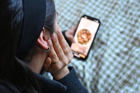 Die britische Regierung möchte herausfinden, wie sich Social Media Einschränkungen und Verbote auf schulische Leistungen, den Sc