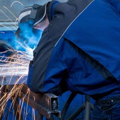 In Mecklenburg-Vorpommern gibt es immer weniger größere Industriebetriebe. (Symbolbild) Foto: Jens Büttner/dpa-Zentralbild/dpa