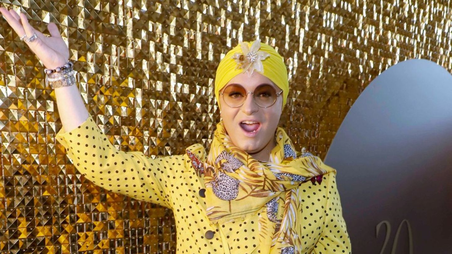 Julian F. M. Stoeckel führt durch "Naked Attraction".