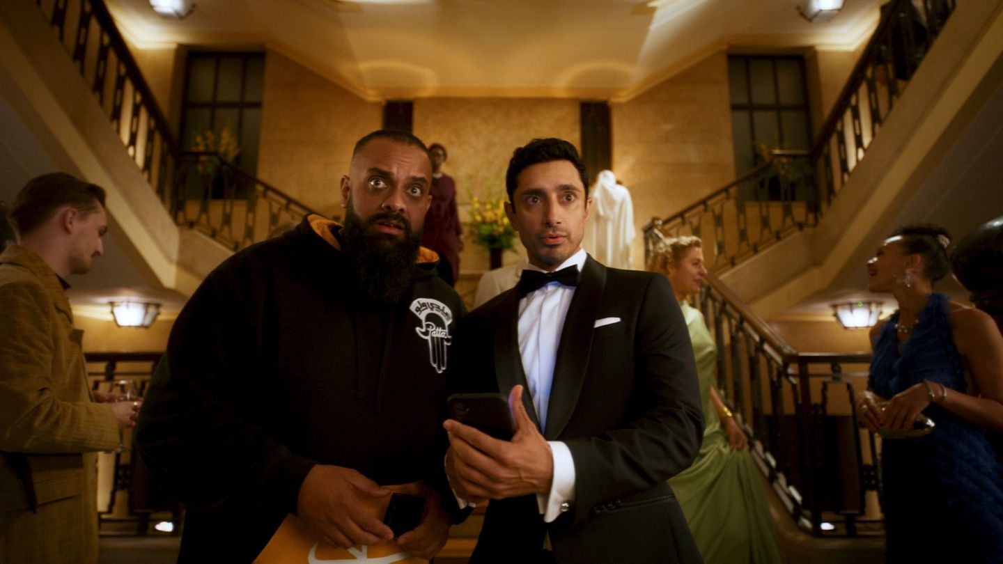 Riz Ahmed (r) will als Shah Latif der nächste James Bond werden. Guz Khan (l) spielt seinen Cousin Zulfi, der einen Taxiservice