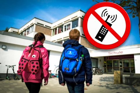Social Media: zwei Kinder auf dem Weg in die Schule, Verbotsschild für Handys