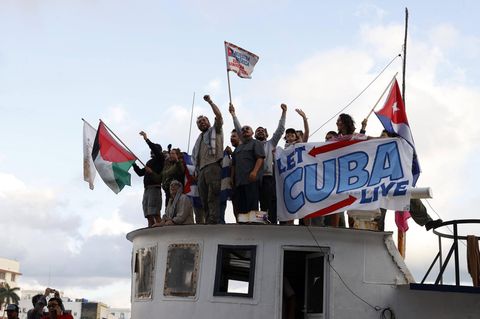 Die Aktivisten hissen die kubanische, mexikanische und die palästinische Flagge, als sie in Kuba am Hafen anlegen