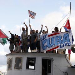 Die Aktivisten hissen die kubanische, mexikanische und die palästinische Flagge, als sie in Kuba am Hafen anlegen