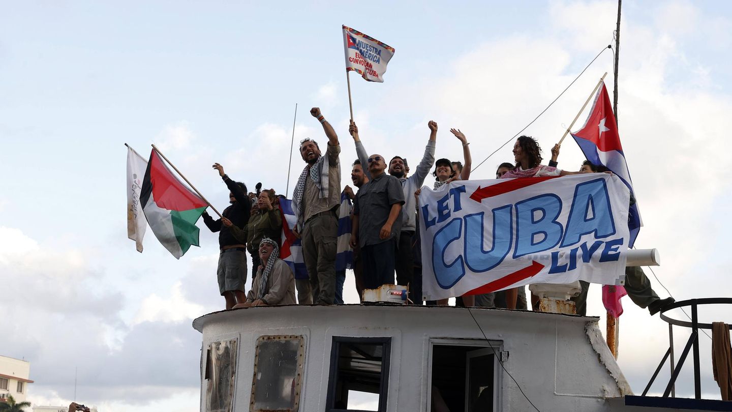 Die Aktivisten hissen die kubanische, mexikanische und die palästinische Flagge, als sie in Kuba am Hafen anlegen