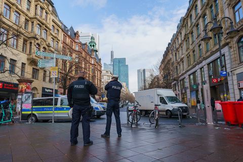 Die Polizei zeigt Präsenz im Bahnhofsviertel. (Symbolbild) Foto: Andreas Arnold/dpa
