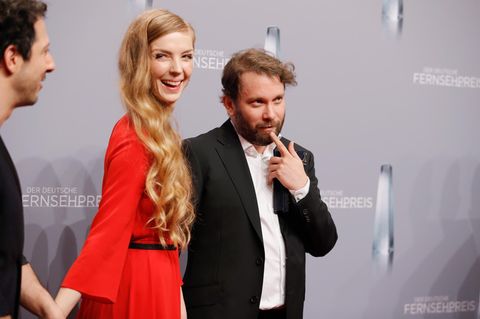 Pheline Roggan und Christian Ulmen posieren gemeinsam bei einer Preisverleihunhg