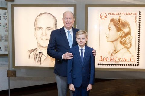 Albert II. und Prinz Jacques im Briefmarken- und Münzmuseum.