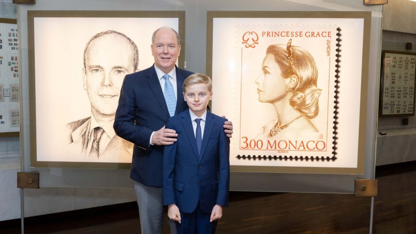 Albert II. und Prinz Jacques im Briefmarken- und Münzmuseum.