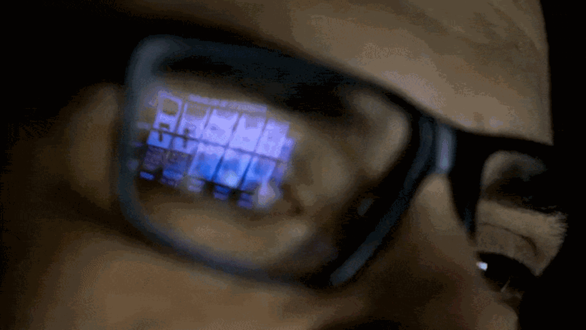 Die Spiegelung in einer Brille eine Mannes sieht man einen Glücksspiel-Automaten