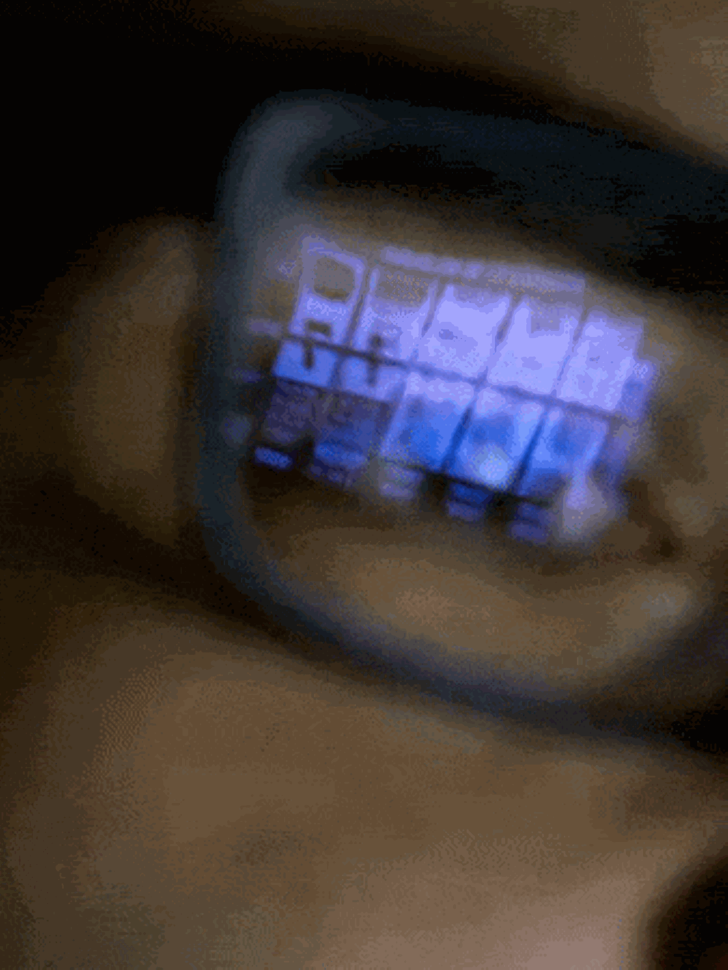 Die Spiegelung in einer Brille eine Mannes sieht man einen Glücksspiel-Automaten