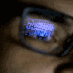 Die Spiegelung in einer Brille eine Mannes sieht man einen Glücksspiel-Automaten