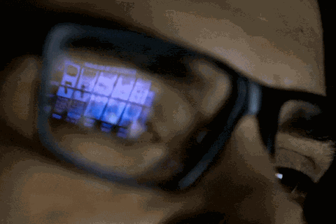 Die Spiegelung in einer Brille eine Mannes sieht man einen Glücksspiel-Automaten