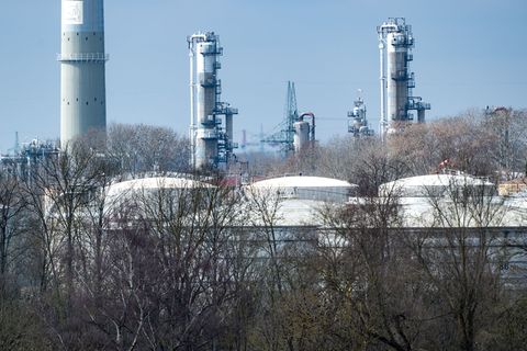 Sollte der Iran-Krieg weitergehen, könnte es im schlimmsten Fall in einigen Wochen zu Engpässen bei Kraftstoffen kommen. (Symbol