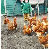 Arthur Parkinson als Kind mit Hühnern