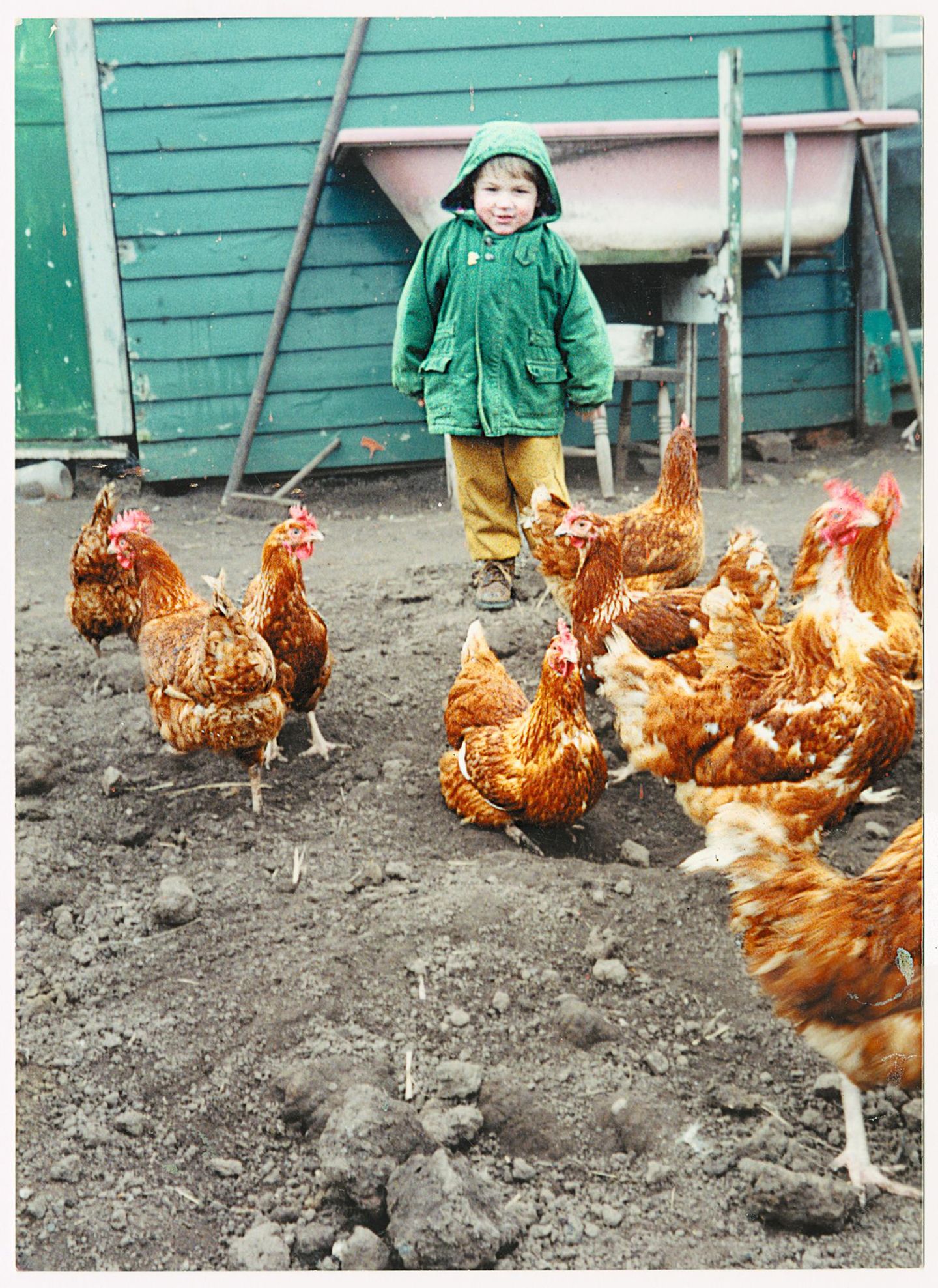 Arthur Parkinson als Kind mit Hühnern