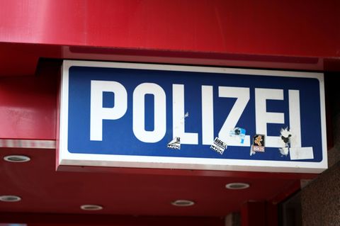 Schild an Polizeiwache