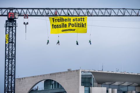 Die Aktion von Greenpeace richtete sich gegen das heute vom Kabinett beschlossene neue Klimaschutzprogramm. Foto: Michael Kappel