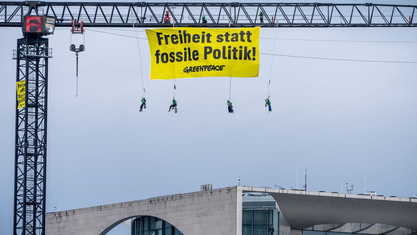 Die Aktion von Greenpeace richtete sich gegen das heute vom Kabinett beschlossene neue Klimaschutzprogramm. Foto: Michael Kappel