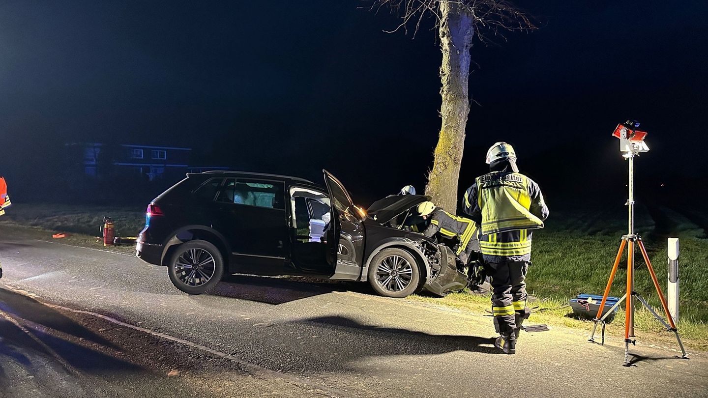 Nach einem misslungenem Überholmanöver prallt ein Mann mit seinem Wagen gegen einen Baum. Foto: Feuerwehr Ennigerloh/dpa
