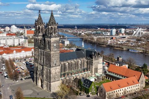 Bei einer Palmprozessionen innerhalb des Abendmahlgottesdiensts im Magdeburger Dom wird dem Einzug Jesu in Jerusalem gedacht. (S