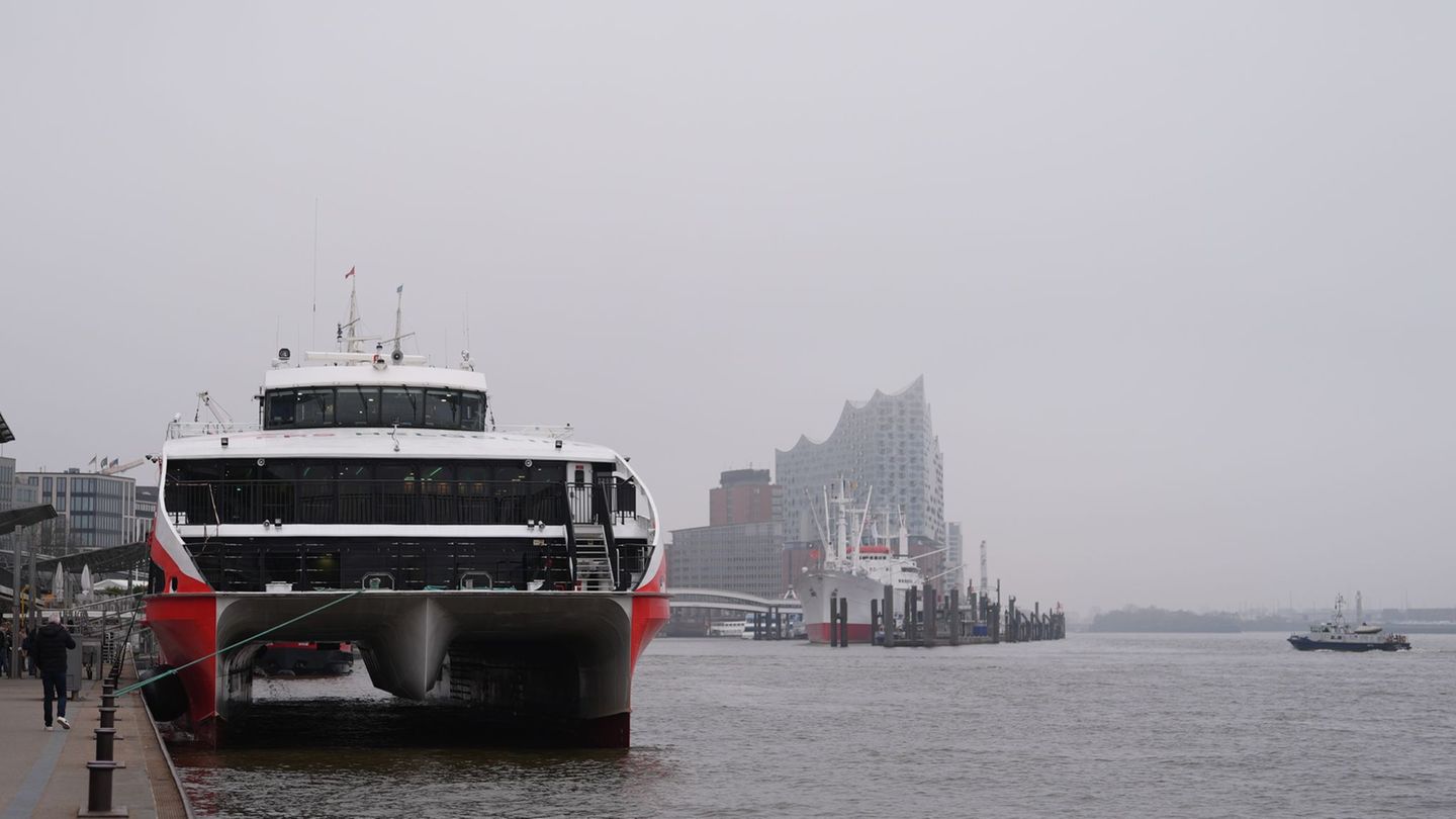 Wegen stürmischen Wetters auf der Nordsee können der "Halunder Jet" und andere Fährschiffe zurzeit nicht nach Helgoland fahren.
