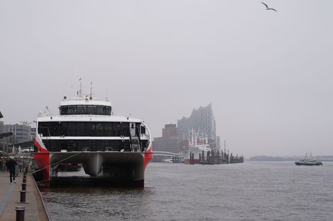 Wegen stürmischen Wetters auf der Nordsee können der "Halunder Jet" und andere Fährschiffe zurzeit nicht nach Helgoland fahren.
