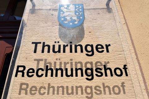Der Thüringer Rechnungshof blickt in einem Prüfbericht kritisch auf das Thüringenkolleg in Weimar. (Symbolbild) Foto: Martin Sch