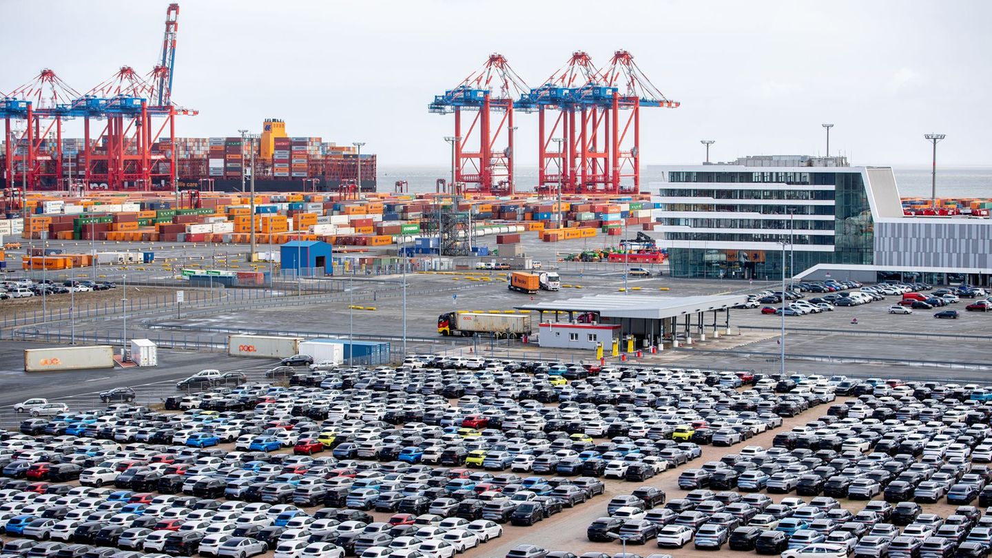 Nicht nur Container, auch viele Autos werden im JadeWeserPort umgeschlagen - auch dafür soll ein neues Terminal entstehen. Foto:
