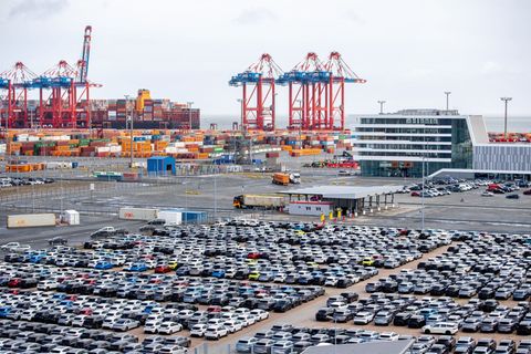 Nicht nur Container, auch viele Autos werden im JadeWeserPort umgeschlagen - auch dafür soll ein neues Terminal entstehen. Foto: