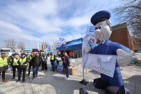 Mehrere Dutzend EVG-Mitglieder protestieren für mehr Sicherheit für Bahn-Beschäftigte. Foto: Karl-Josef Hildenbrand/dpa