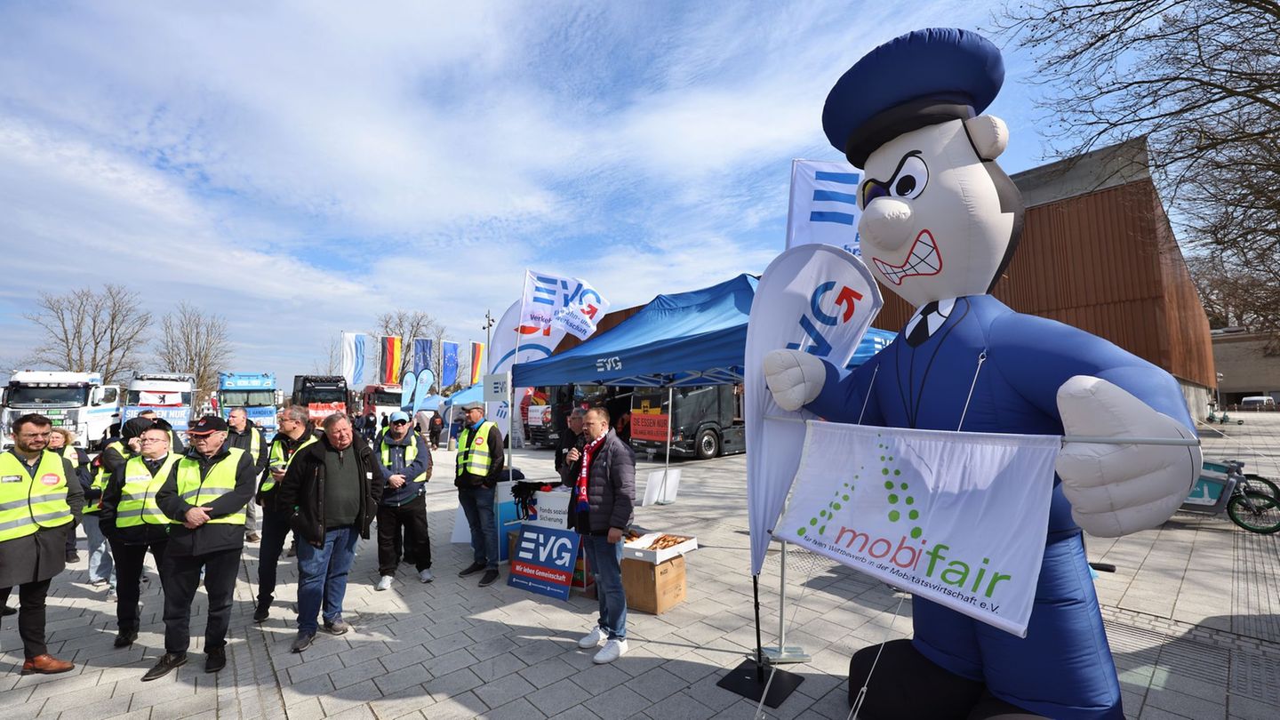 Mehrere Dutzend EVG-Mitglieder protestieren für mehr Sicherheit für Bahn-Beschäftigte. Foto: Karl-Josef Hildenbrand/dpa
