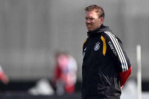 Julian Nagelsmann beobachtet das Training der Nationalmannschaft. Foto: Federico Gambarini/dpa