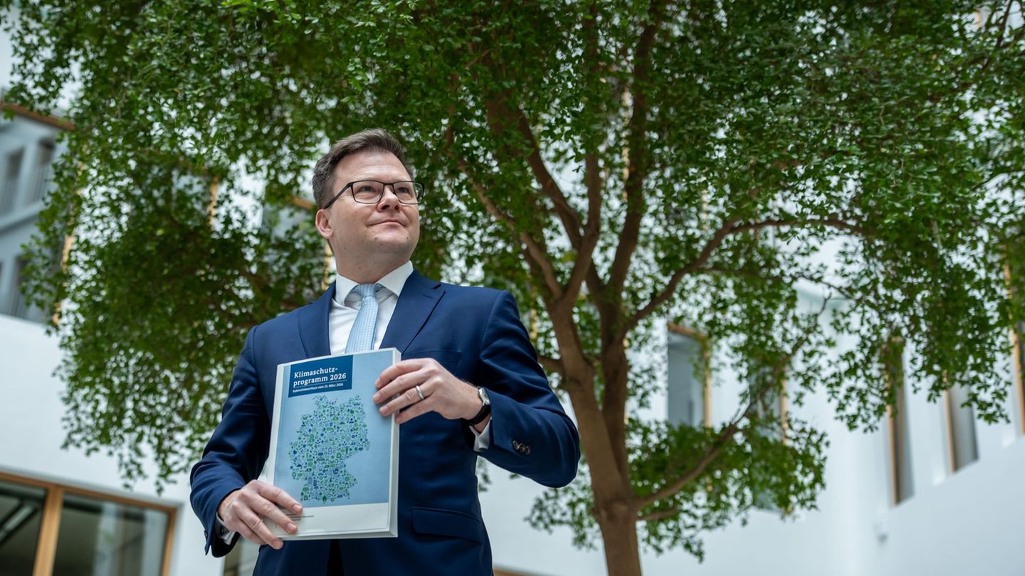 Umweltminister Carsten Schneider (SPD) sieht das neue Klimaschutzprogramm als Fortschritt - steckt aber auch reichlich Kritik da